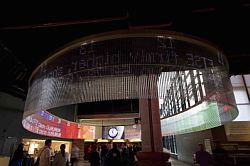 倫敦博物館這面LED顯示墻采用了透明?？寺」?，內(nèi)裝有線性LED單元，保護(hù)顯示墻免受外界的影響