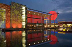 位于德國(guó)萊比錫的Nova Eventis商場(chǎng)的燈光每年隨著季節(jié)的變換而調(diào)節(jié)。整套照明的最大亮點(diǎn)是這座12米高的發(fā)光球體，由寶克力LED系列產(chǎn)品制成